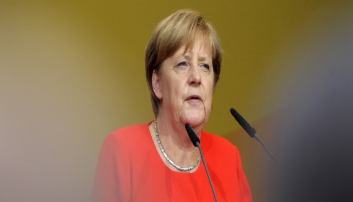 ميركل تتعرض للرشق بالطماطم