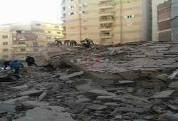 انهيار عقار وسط الإسكندرية.. والبحث عن شخص تحت الأنقاض