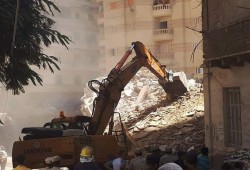 استخراج شخصين من تحت انقاض عقار الإسكندرية المنكوب