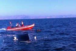 إنقاذ 17 سائحًا بعد غرق لانش في البحر الأحمر