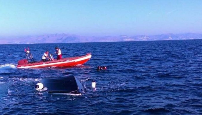 إنقاذ 17 سائحًا بعد غرق لانش في البحر الأحمر