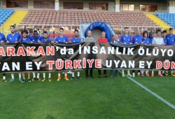 فريق تركي يتضامن مع مسلمي الروهنغيا بلافتة "الإنسانية تموت في أراكان"