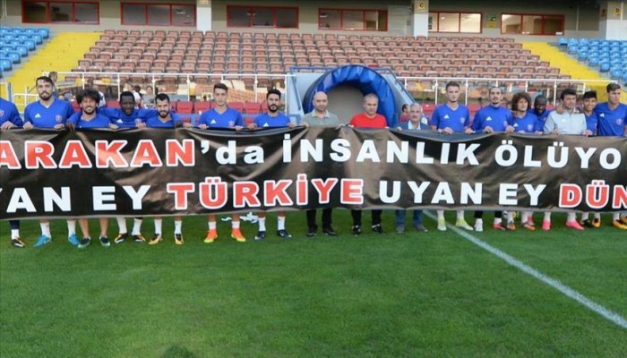 فريق تركي يتضامن مع مسلمي الروهنغيا بلافتة "الإنسانية تموت في أراكان"