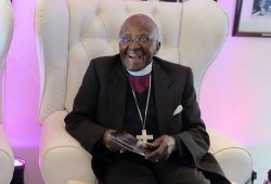 القس توتو يعلن تضامنه مع الروهينغيا ويهاجم زعيمة ميانمار