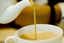 احترس من شرب "الشاي بالحليب".. لهذا السبب!