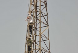 موظف يهدد بالانتحار من أعلى مدخنة مصنع في الخانكة