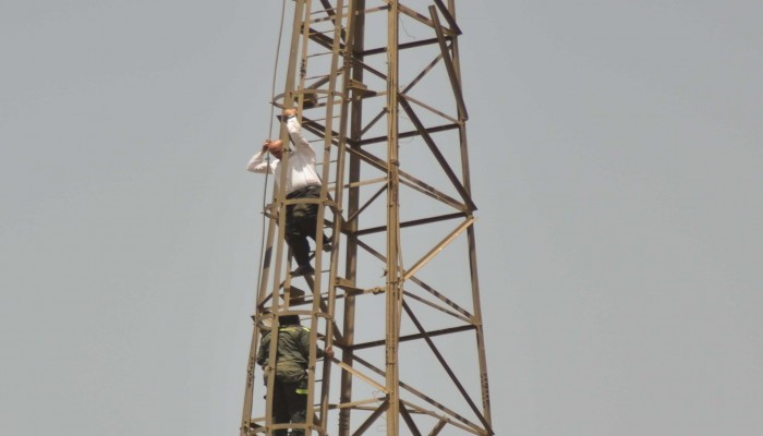 موظف يهدد بالانتحار من أعلى مدخنة مصنع في الخانكة