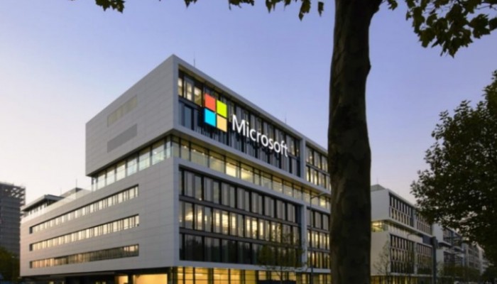 سباق بين مايكروسوفت وجوجل لبناء أذكى خدمات سحابية في العالم