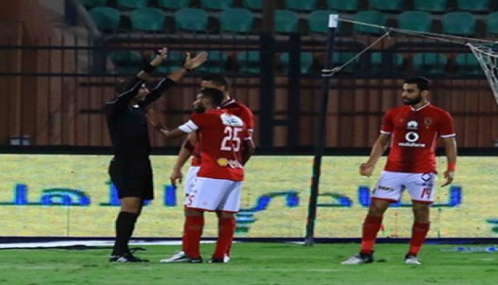 لجنة الحكام تنفي إيقاف حكم لقاء الأهلي وطلائع الجيش