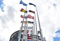 البرلمان الأوروبي يقر نظام الإنترنت المجاني في الأماكن العامة