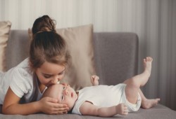 7 طرق تجعل طفلكِ لا يشعر بالغيرة من المولود الجديد