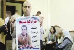 الجارديان تبرز نبأ اختفاء "إبراهيم متولي" محامي ريجيني في مطار القاهرة