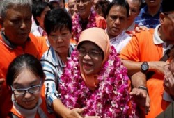 فوز مسلمة متزوجة من عربي برئاسة سنغافورة.. ما جنسيته؟