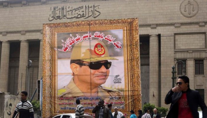 تايمز: ديكتاتور مصر يستحق معاملة المنبوذين