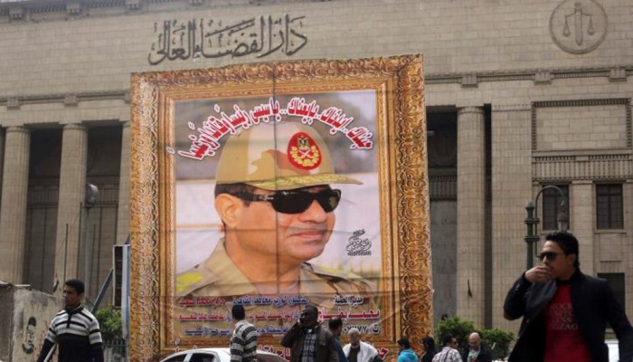 تايمز: ديكتاتور مصر يستحق معاملة المنبوذين