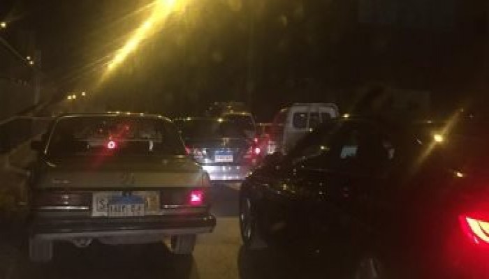 شلل مرورى بطريق إسكندرية الزراعى لإنقلاب سيارة محملة بالأسمنت فى القليوبية