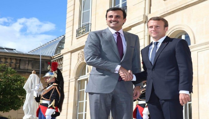 تميم يصل باريس وماكرون يدعو لرفع الحصار