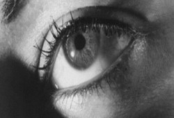 العدسات اللاصقة... محاذير عند استخدامها