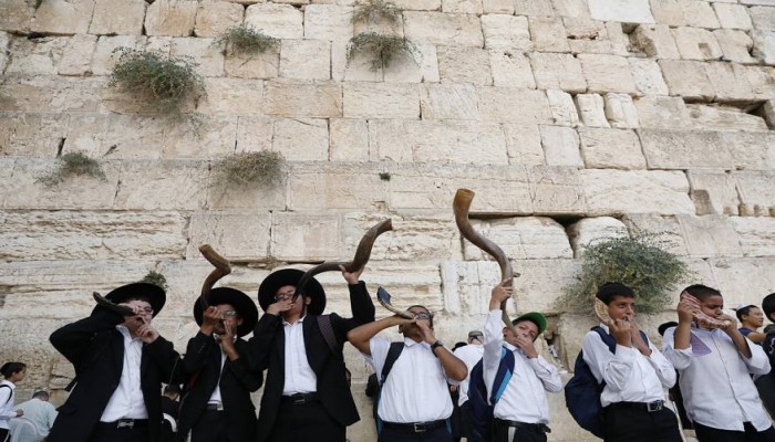 مستوطنون يستأنفون اقتحاماتهم للأقصى وينفذون جولات استفزازية فيه