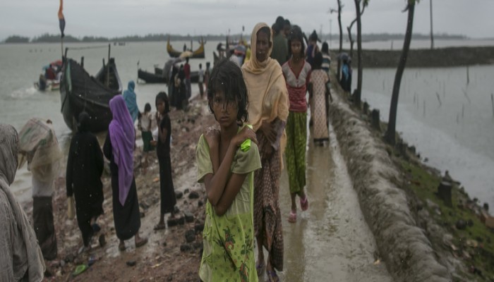 آلاف من الروهينغا يستغيثون لفتح ممر آمن للخروج من ميانمار.. والسلطات تهددهم: سنقتلكم جميعاً