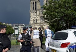 امرأة تباغت سائحات أمريكيات في فرنسا بهجوم بمادة حمضية