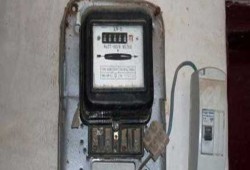 مواطن يعتدي على "محصل كهرباء" لارتفاع الفاتورة بالعاشر من رمضان