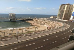 التواصل: إخلاء كورنيش الإسكندرية في ساعة الذروة لمرور زوجة السيسي (صور)