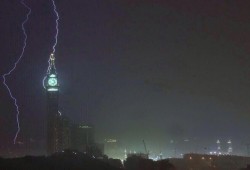شاهد: صاعقة رعدية تضرب برج الساعة في مكة المكرمة
