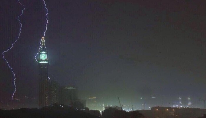 شاهد: صاعقة رعدية تضرب برج الساعة في مكة المكرمة