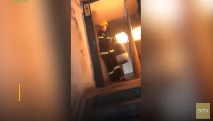 بالفيديو.. رجل إطفاء صيني يخاطر بحياته ويحمل أنبوبة غاز مشتعلة