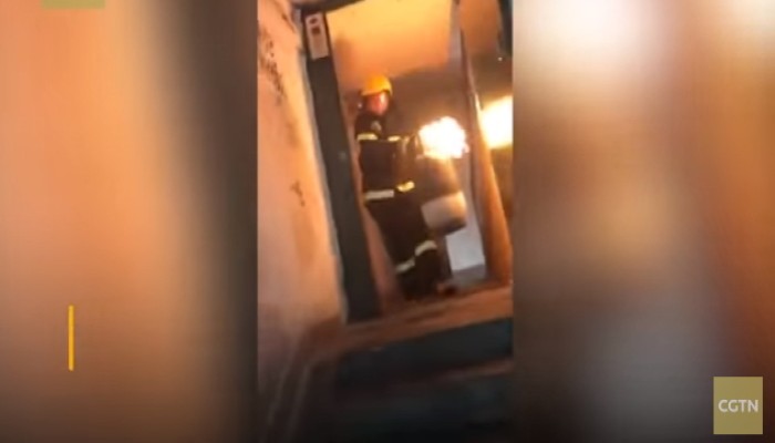بالفيديو.. رجل إطفاء صيني يخاطر بحياته ويحمل أنبوبة غاز مشتعلة