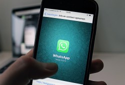 فيسبوك يضيف أيقونة واتس أب على تطبيقه للهواتف