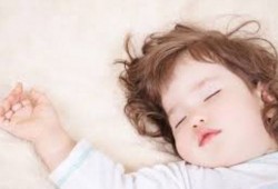 ما أضرار نوم طفلي بجانبي؟