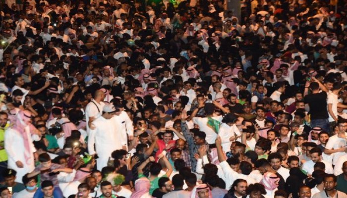 السعودية الجديدة.. اختلاط ورقص بين النساء والرجال في احتفالية تأسيس المملكة (فيديو)