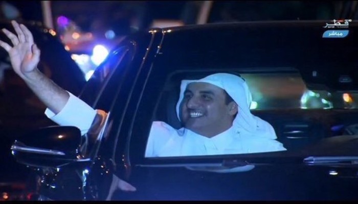 استقبال حاشد لأمير قطر بالدوحة بعد جولة خارجية