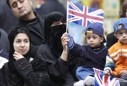 استطلاع: غالبية بريطانية تعادي العرب وتربطهم بالثروة والإسلام