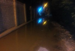 الإسكندرية.. غرق أحد شوارع العجمي بمياه الصرف وتسرب الكهرباء إليها