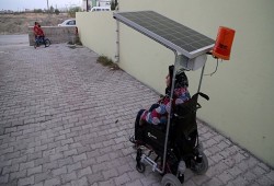 مزارع تركي يصنع لزوجته المريضة كرسياً متحركاً يعمل بالطاقة الشمسية