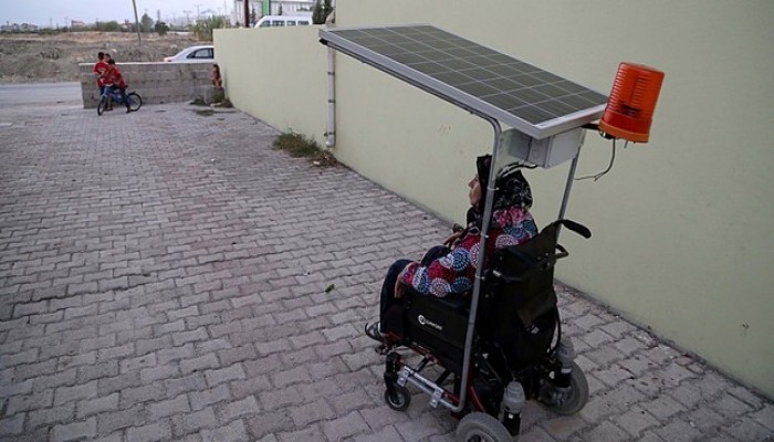 مزارع تركي يصنع لزوجته المريضة كرسياً متحركاً يعمل بالطاقة الشمسية