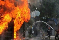 حريق  هائل بمصنع بلاستيك في برج العرب بالإسكندرية
