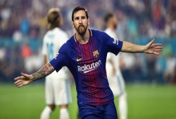 ميسي يُستقبل كـ"كائن فضائي" و"سيد" في معقل كريستيانو رونالدو