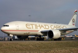 هبوط طائرة إماراتية اضطرارياً بالكويت بعد وفاة قائدها