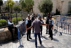 الاحتلال يفرض طوقاً على الضفة وقيودا على الصلاة بالأقصى الجمعة