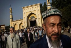 الصين تفرض عقوبات على حائزي المصاحف وسجاجيد الصلاة