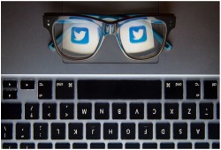 تويتر توقف مئات الحسابات المرتبطة بروسيا