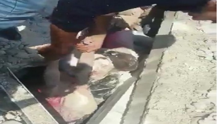 طفلة سورية تبكي العالم الحر: تناشد والدها إخراجها من تحت الركام «أبوس رجليك طلعني»