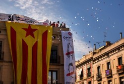 في تحدٍ لمدريد.. مؤيدو انفصال كاتالونيا يحتلّون مراكز التصويت في برشلونة