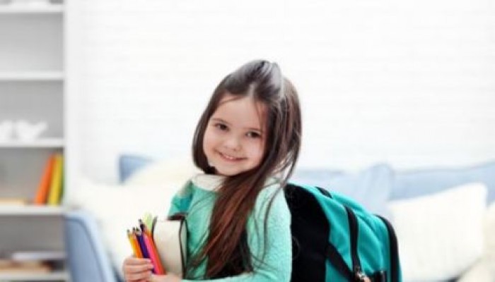 خطوات تدريب طفلكِ على ترتيب حقيبة المدرسة بنفسه