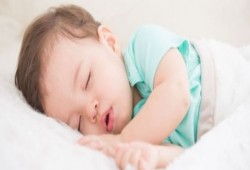 متى أبدأ في تدريب طفلي على دخول الحمام ليلًا؟