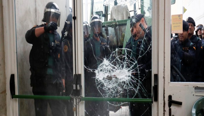 مواجهاتٌ بكاتالونيا والشرطة الإسبانية تصادر صناديق الاقتراع.. والكاتالونيون مصمِّمون على إجرائه